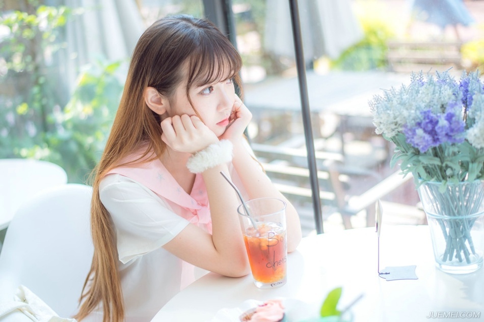 “听从先生调遣！”剩下的蜀将见越来越多的人跪下，盲从加上心中同样对庞统画出来的蓝图吸引，相继跪倒一片，到最后，只剩下刘璝孤零零的站在原地，看着满堂跪在地上的蜀将，面色阴晴不定，跪也不是，不跪也不是。
